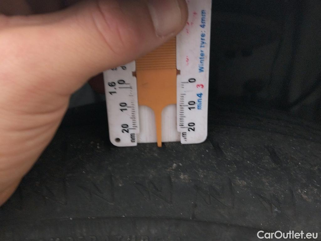  Toyota  Yaris TOYOTA  / 2017 / 5P / berlina con portón 1.5 100H Active #15