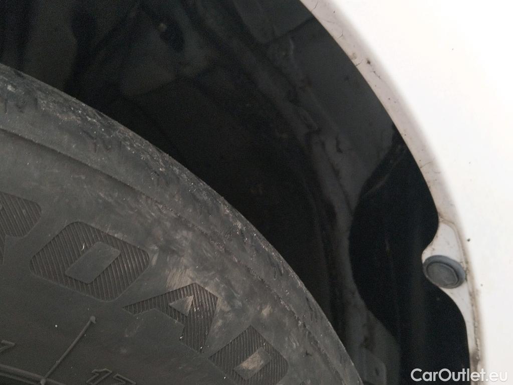  Toyota  Yaris TOYOTA  / 2017 / 5P / berlina con portón 1.5 100H Active #2