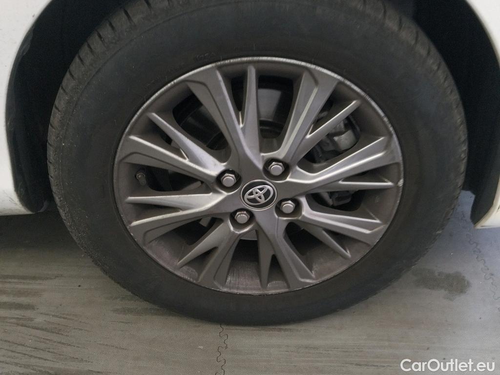  Toyota  Yaris TOYOTA  / 2017 / 5P / berlina con portón 1.5 100H Active #1