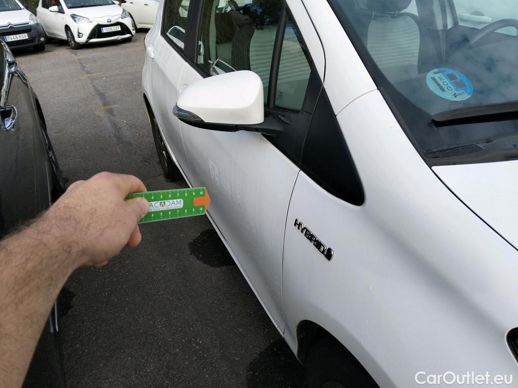  Toyota  Yaris TOYOTA  / 2017 / 5P / berlina con portón 1.5 100H Active #4