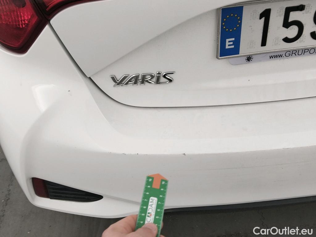  Toyota  Yaris TOYOTA  / 2017 / 5P / berlina con portón 1.5 100H Active #16