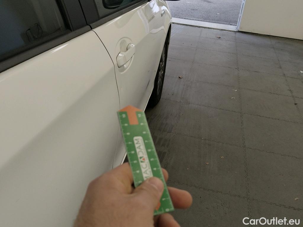  Toyota  Yaris TOYOTA  / 2017 / 5P / berlina con portón 1.5 100H Active #16