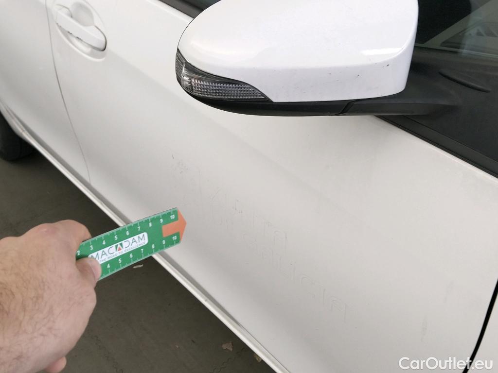  Toyota  Yaris TOYOTA  / 2017 / 5P / berlina con portón 1.5 100H Active #4