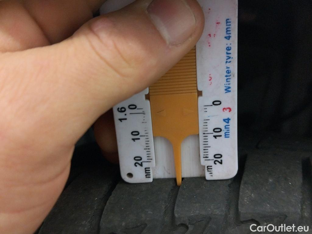  Toyota  Yaris TOYOTA  / 2017 / 5P / berlina con portón 1.5 100H Active #6