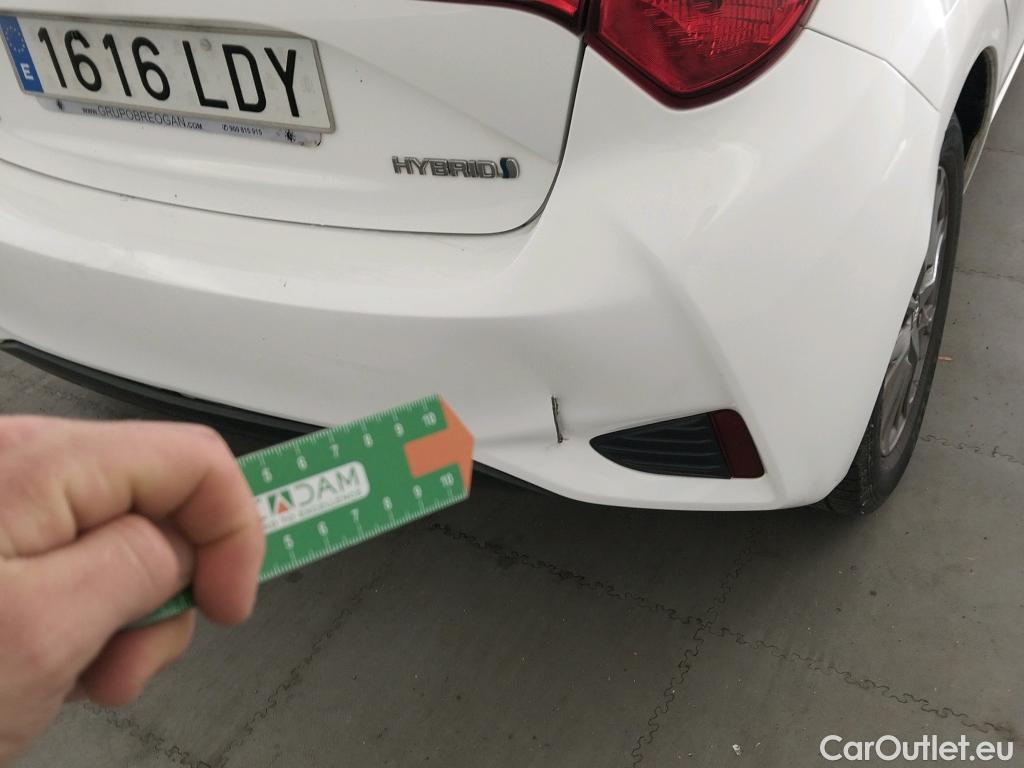  Toyota  Yaris TOYOTA  / 2017 / 5P / berlina con portón 1.5 100H Active #6