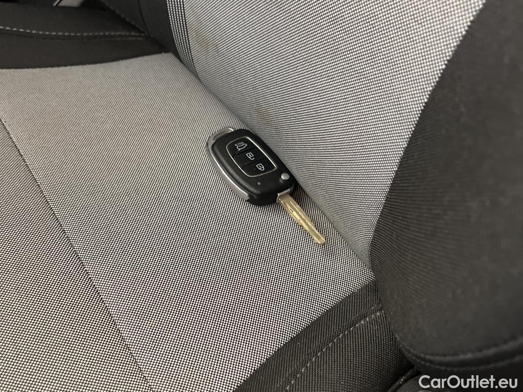  Hyundai  i10 HYUNDAI  / 2020 / 5P / berlina con portón 1.0 Essence #1