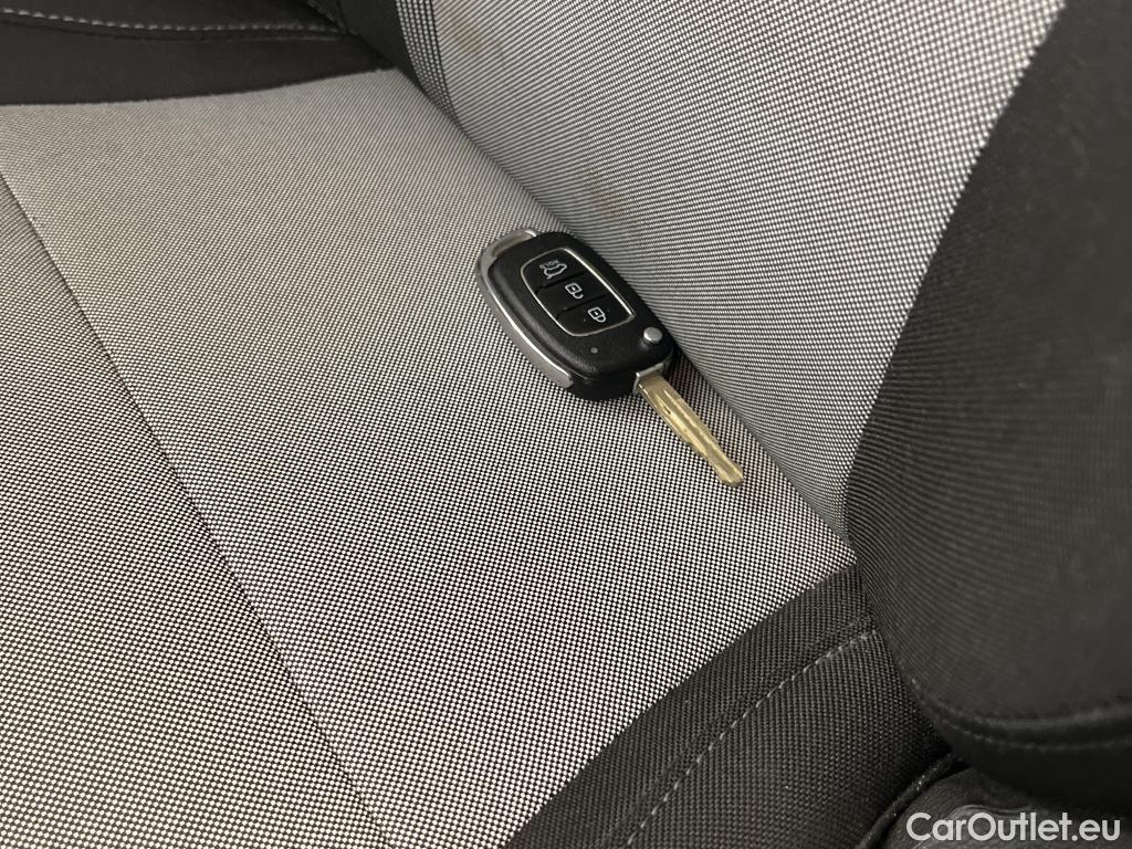  Hyundai  i10 HYUNDAI  / 2020 / 5P / berlina con portón 1.0 Essence #2