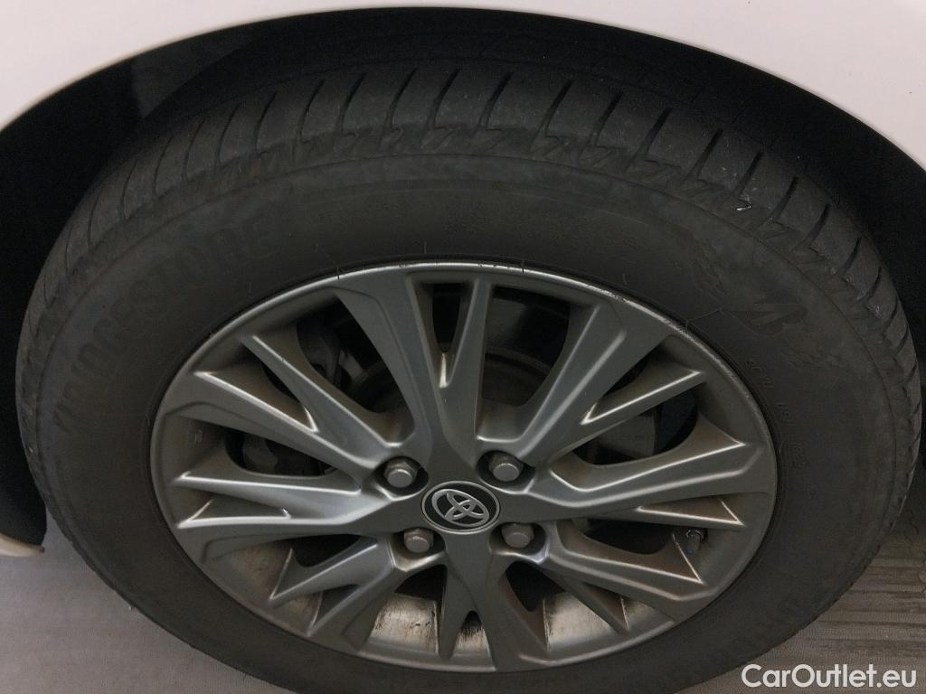  Toyota  Yaris TOYOTA  / 2017 / 5P / berlina con portón 1.5 100H Active #5
