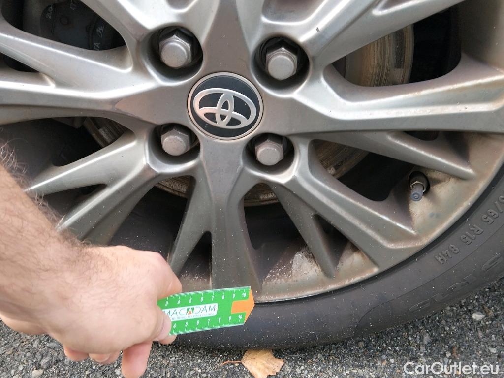  Toyota  Yaris TOYOTA  / 2017 / 5P / berlina con portón 1.5 100H Active #14