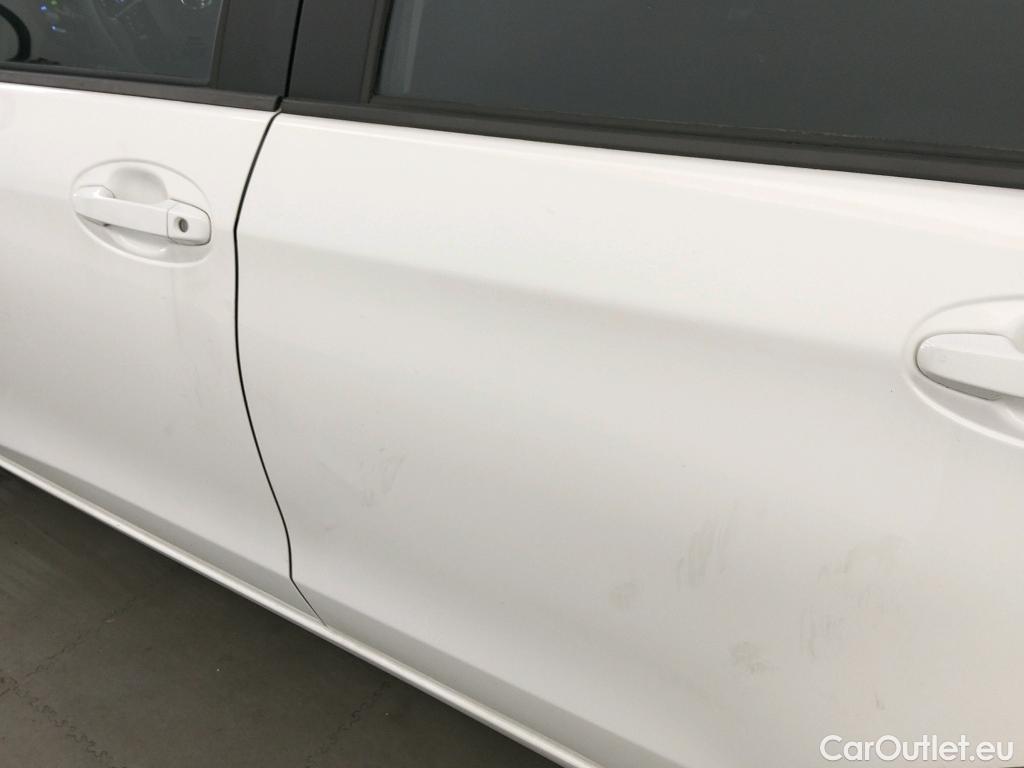  Toyota  Yaris TOYOTA  / 2017 / 5P / berlina con portón 1.5 100H Active #1