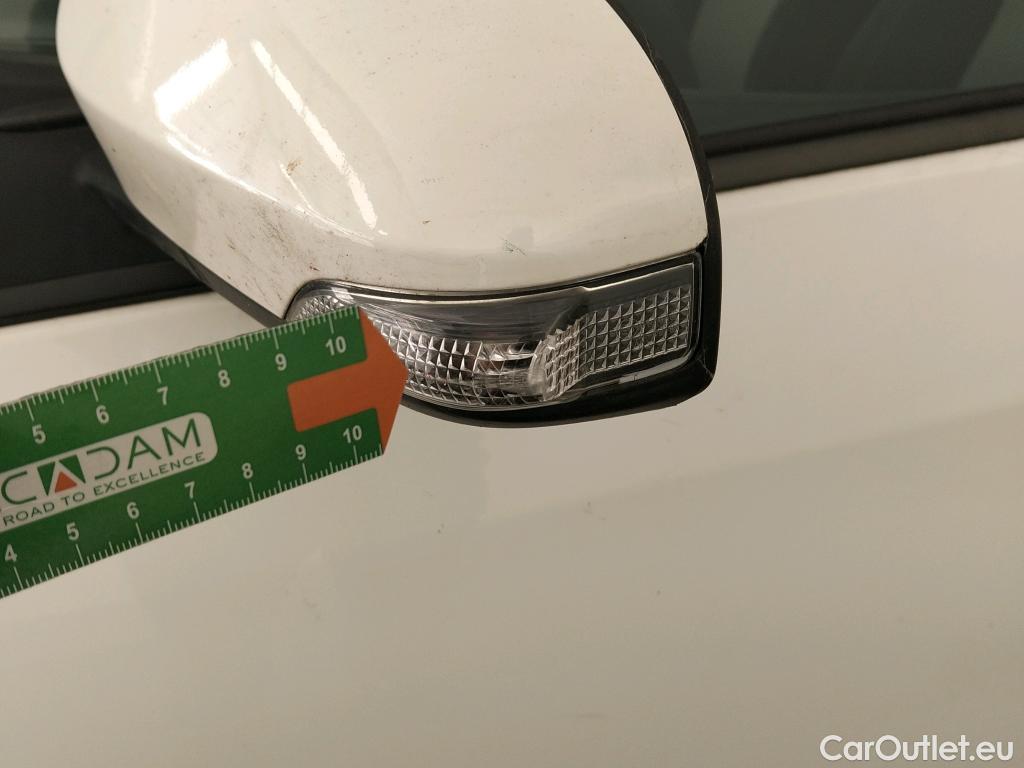  Toyota  Yaris TOYOTA  / 2017 / 5P / berlina con portón 1.5 100H Active #23