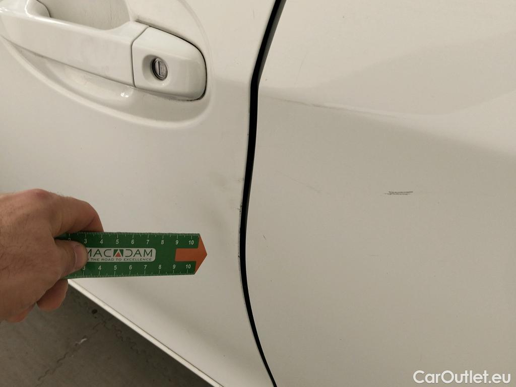  Toyota  Yaris TOYOTA  / 2017 / 5P / berlina con portón 1.5 100H Active #10