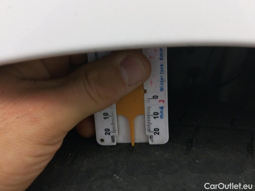  Toyota  Yaris TOYOTA  / 2017 / 5P / berlina con portón 1.5 100H Active #6