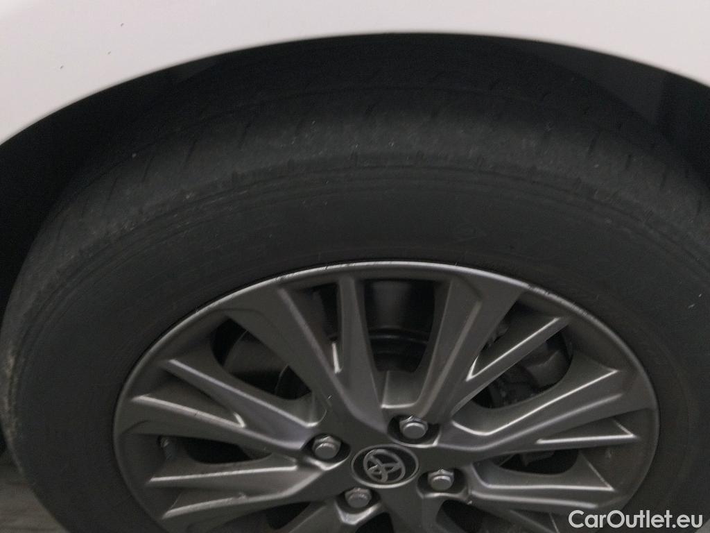  Toyota  Yaris TOYOTA  / 2017 / 5P / berlina con portón 1.5 100H Active #9