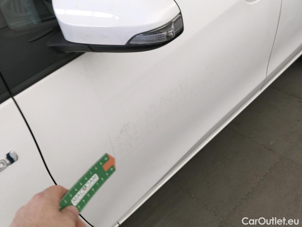  Toyota  Yaris TOYOTA  / 2017 / 5P / berlina con portón 1.5 100H Active #3