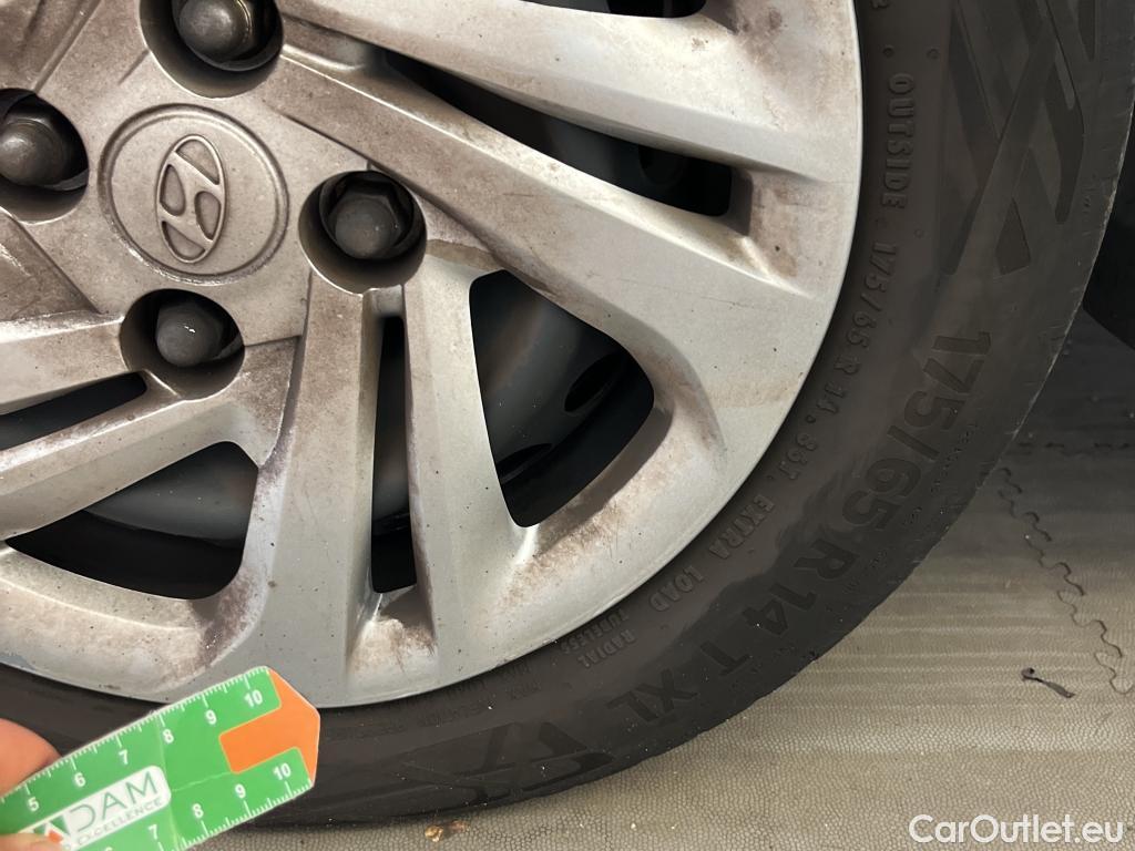  Hyundai  i10 HYUNDAI  / 2020 / 5P / berlina con portón 1.0 Essence #30