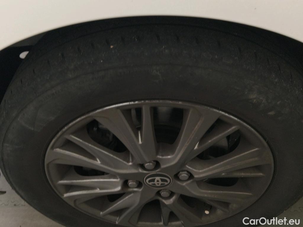  Toyota  Yaris TOYOTA  / 2017 / 5P / berlina con portón 1.5 100H Active #14