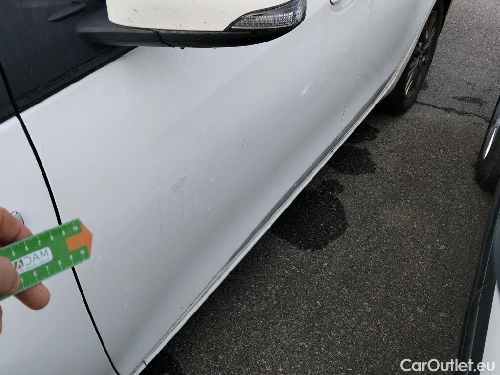  Toyota  Yaris TOYOTA  / 2017 / 5P / berlina con portón 1.5 100H Active #3