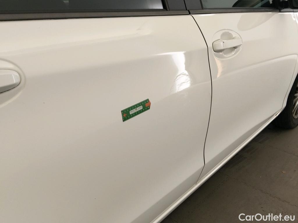  Toyota  Yaris TOYOTA  / 2017 / 5P / berlina con portón 1.5 100H Active #4