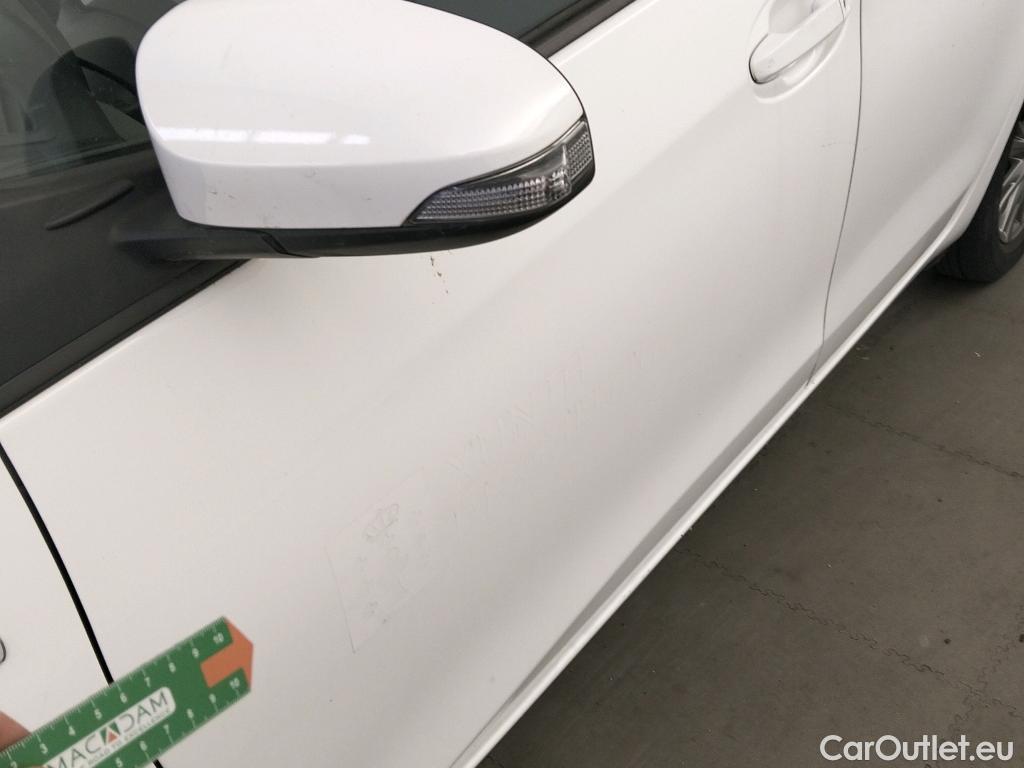  Toyota  Yaris TOYOTA  / 2017 / 5P / berlina con portón 1.5 100H Active #3