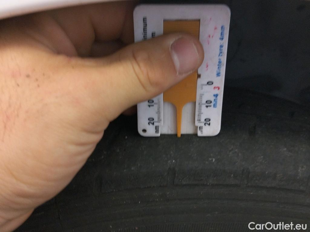  Toyota  Yaris TOYOTA  / 2017 / 5P / berlina con portón 1.5 100H Active #10