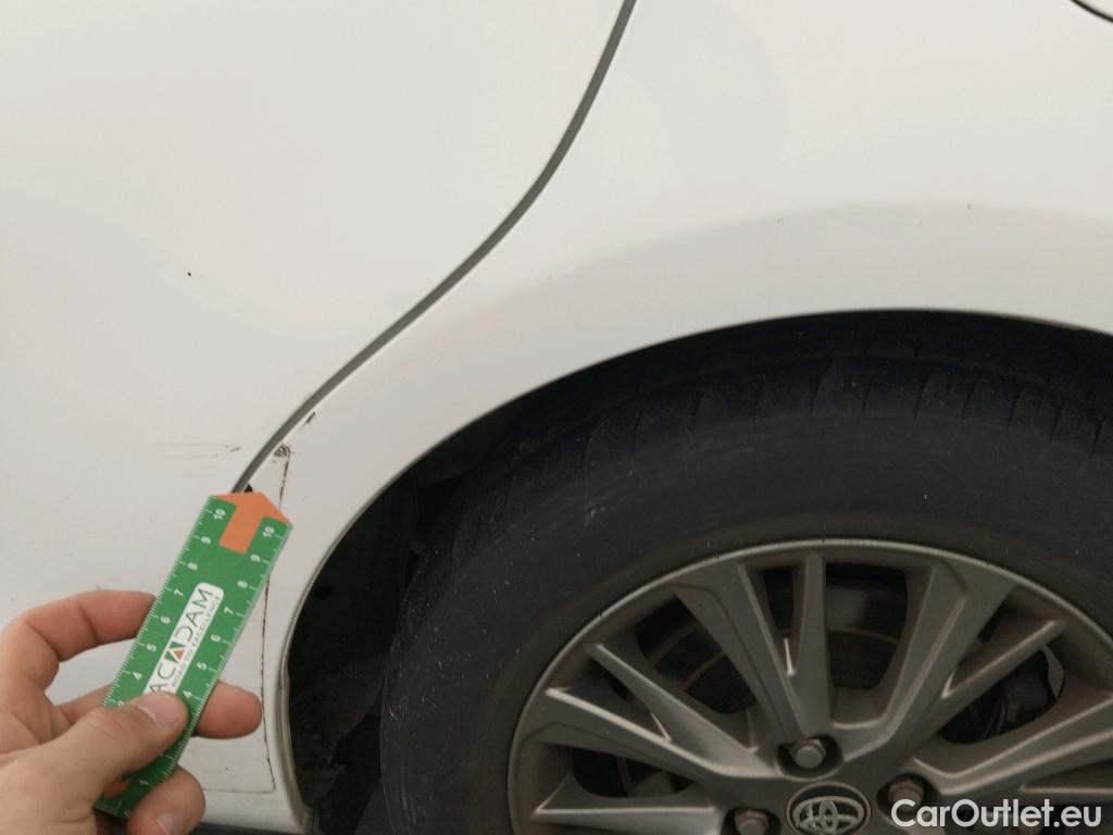  Toyota  Yaris TOYOTA  / 2017 / 5P / berlina con portón 1.5 100H Active #25