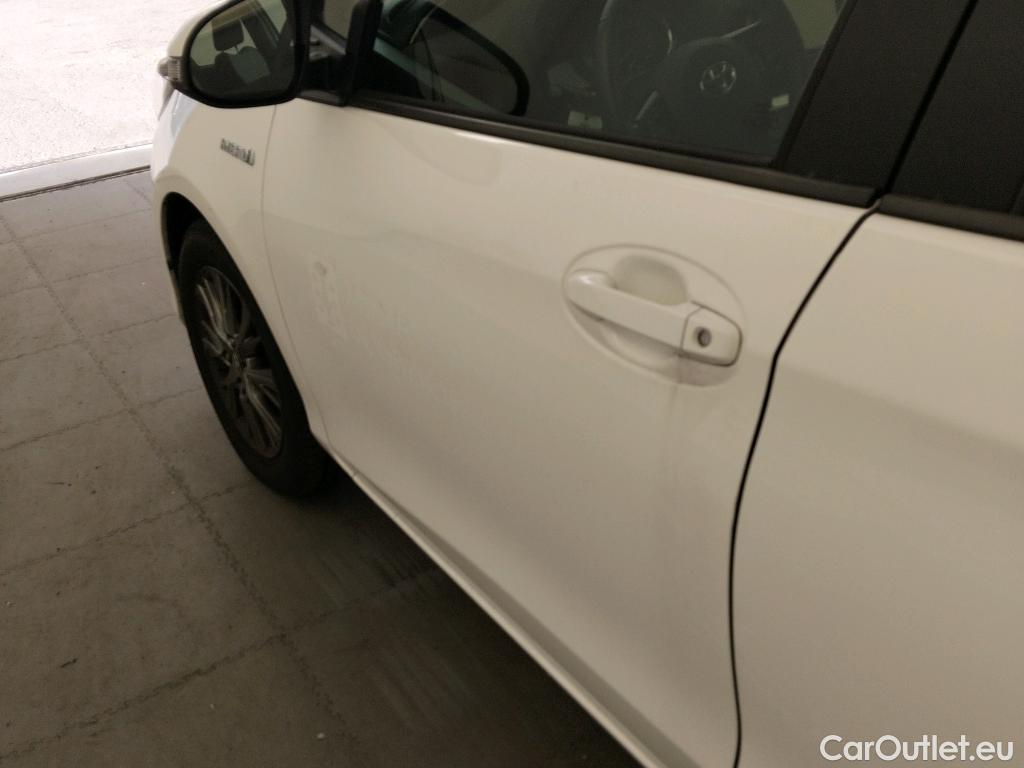  Toyota  Yaris TOYOTA  / 2017 / 5P / berlina con portón 1.5 100H Active #17