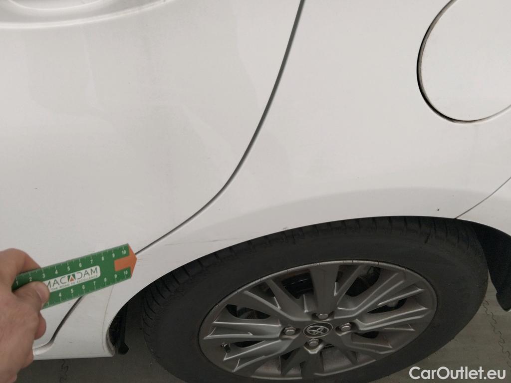  Toyota  Yaris TOYOTA  / 2017 / 5P / berlina con portón 1.5 100H Active #8