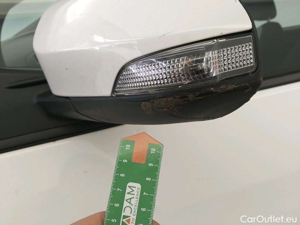  Toyota  Yaris TOYOTA  / 2017 / 5P / berlina con portón 1.5 100H Active #4