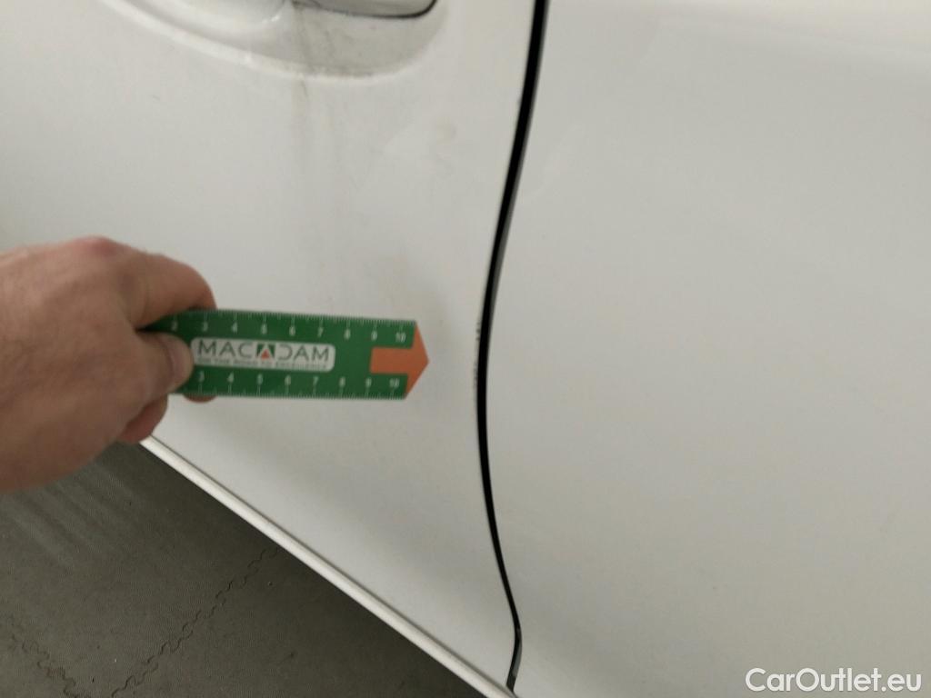  Toyota  Yaris TOYOTA  / 2017 / 5P / berlina con portón 1.5 100H Active #18