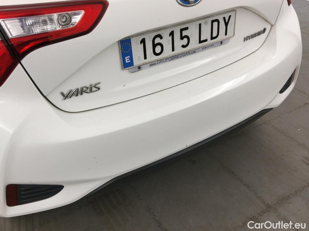  Toyota  Yaris TOYOTA  / 2017 / 5P / berlina con portón 1.5 100H Active #19
