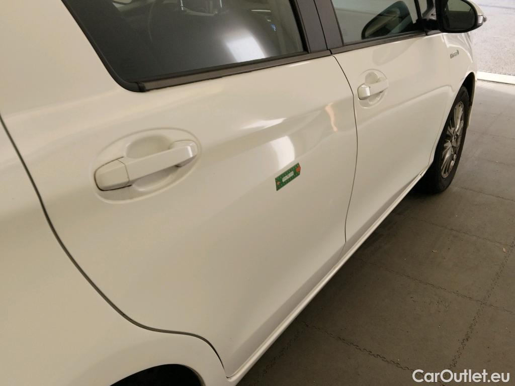  Toyota  Yaris TOYOTA  / 2017 / 5P / berlina con portón 1.5 100H Active #3