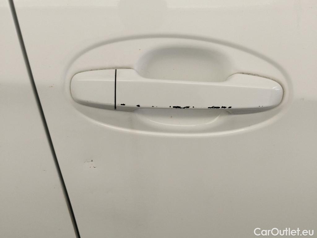  Toyota  Yaris TOYOTA  / 2017 / 5P / berlina con portón 1.5 100H Active #17