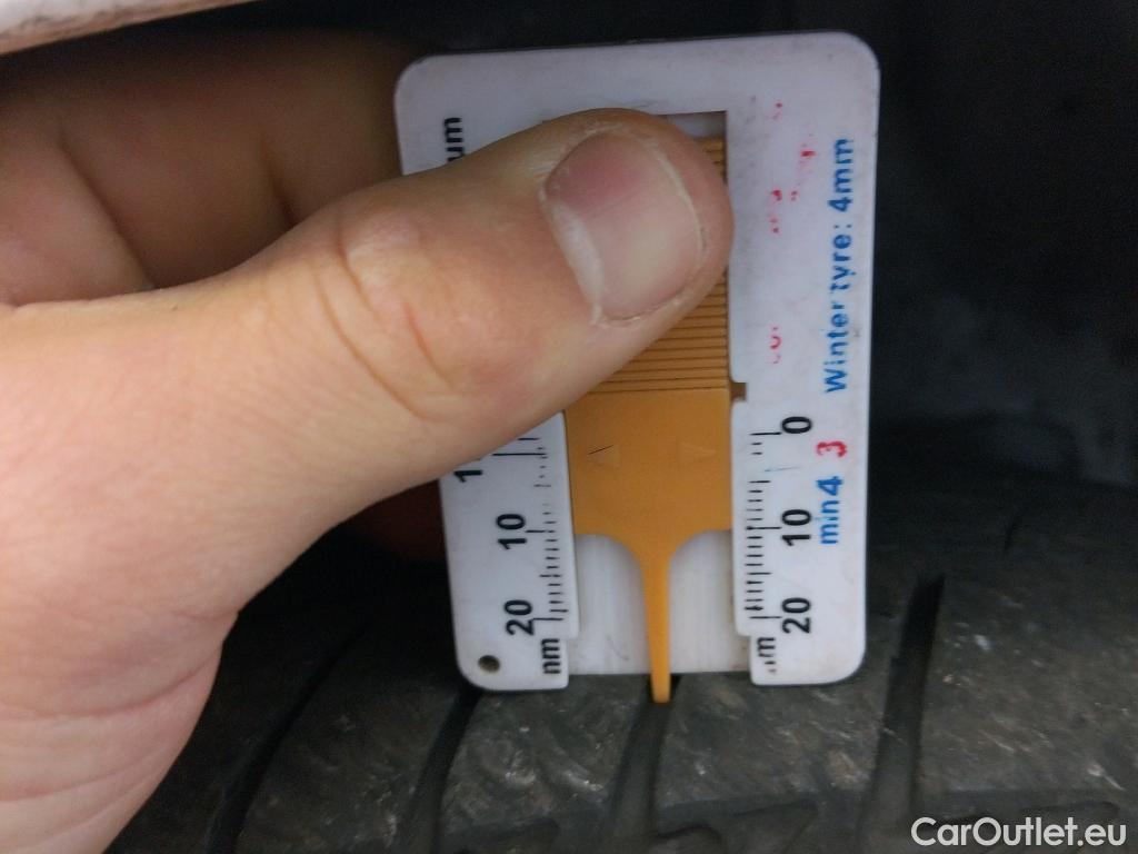  Toyota  Yaris TOYOTA  / 2017 / 5P / berlina con portón 1.5 100H Active #8