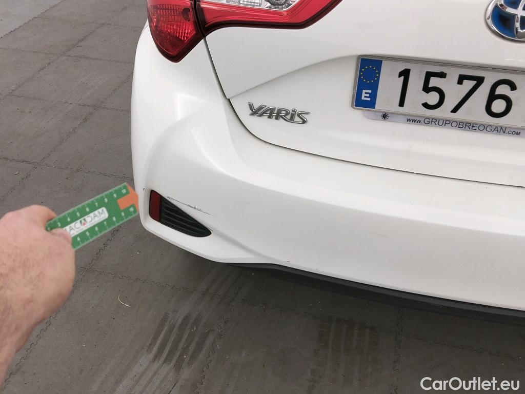  Toyota  Yaris TOYOTA  / 2017 / 5P / berlina con portón 1.5 100H Active #10