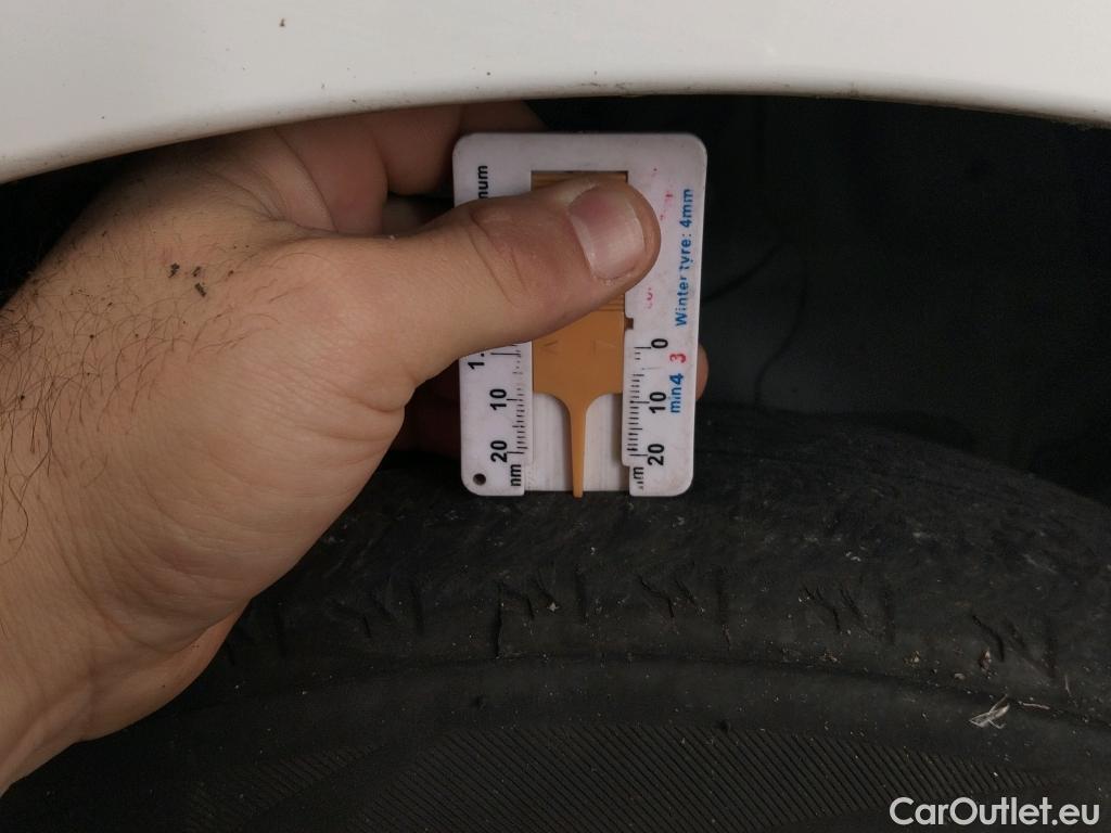  Toyota  Yaris TOYOTA  / 2017 / 5P / berlina con portón 1.5 100H Active #17