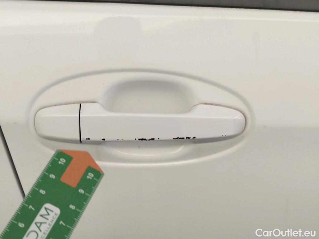  Toyota  Yaris TOYOTA  / 2017 / 5P / berlina con portón 1.5 100H Active #18