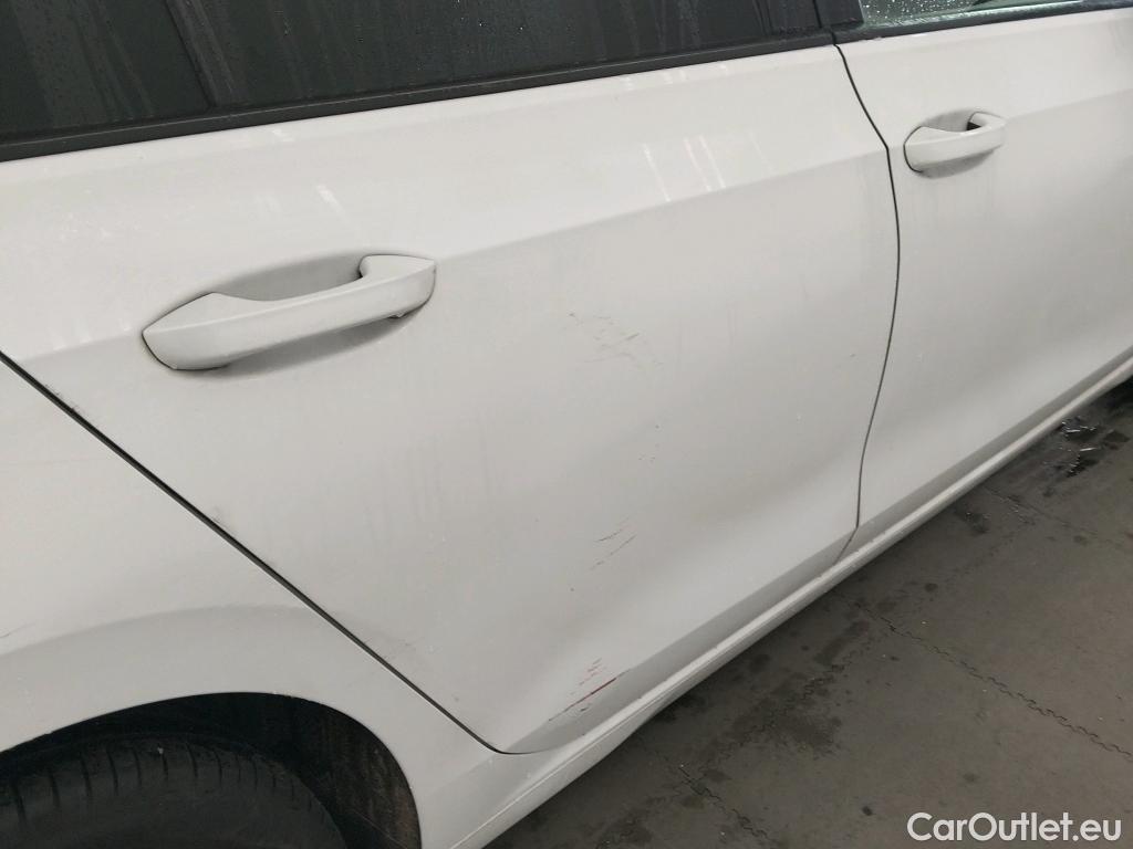  Volkswagen  Golf  VOLKSWAGEN / 2020 / 5P / berlina con portón Life 2.0 TDI 85kW (115CV) (CM) #3