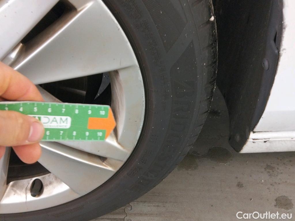  Volkswagen  Golf  VOLKSWAGEN / 2020 / 5P / berlina con portón Life 2.0 TDI 85kW (115CV) (CM) #8