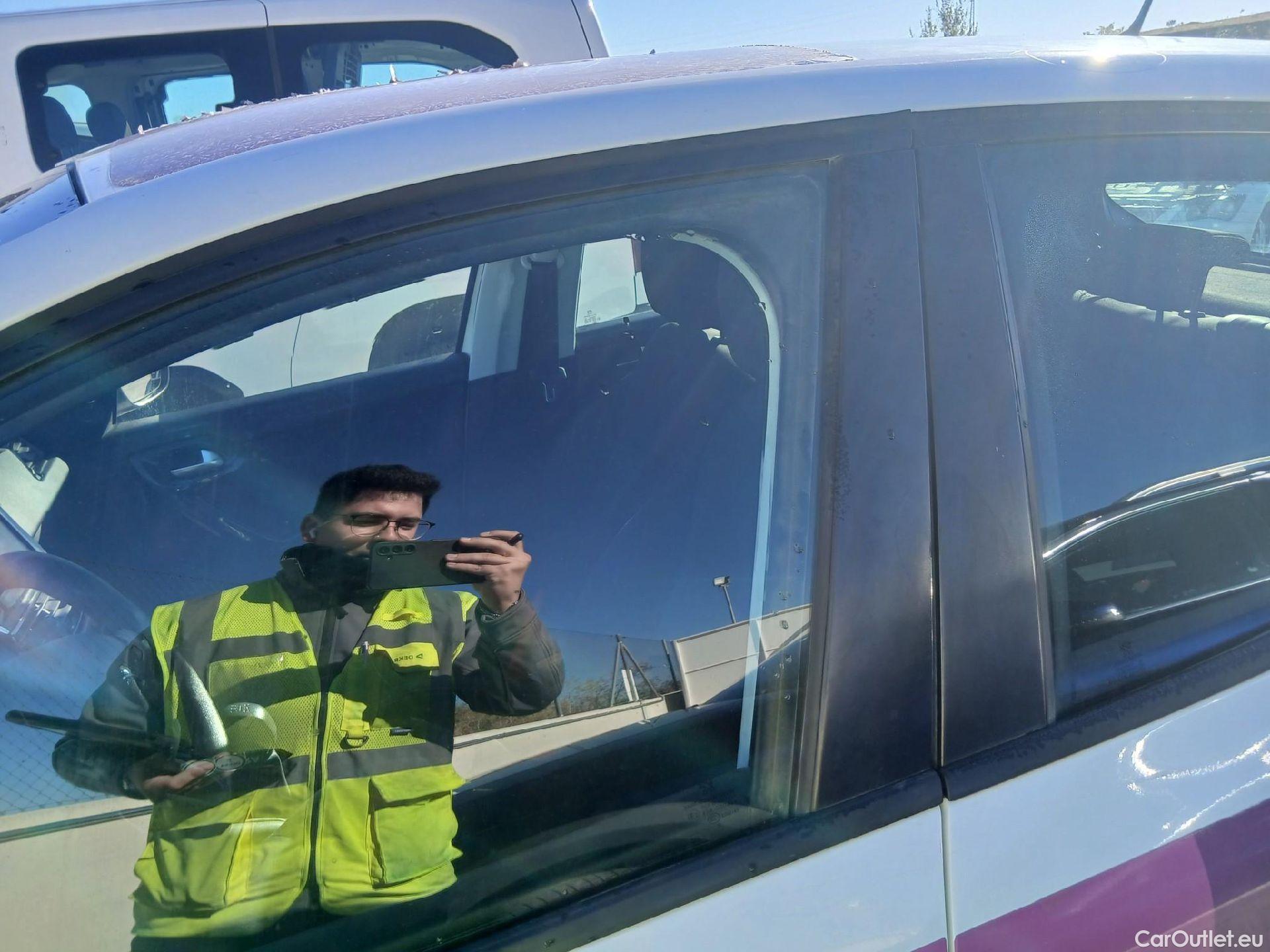  Peugeot  208 PEUGEOT  / 2015 / 5P / berlina con portón 5P ACTIVE BlueHDi 73kW (100CV) #20