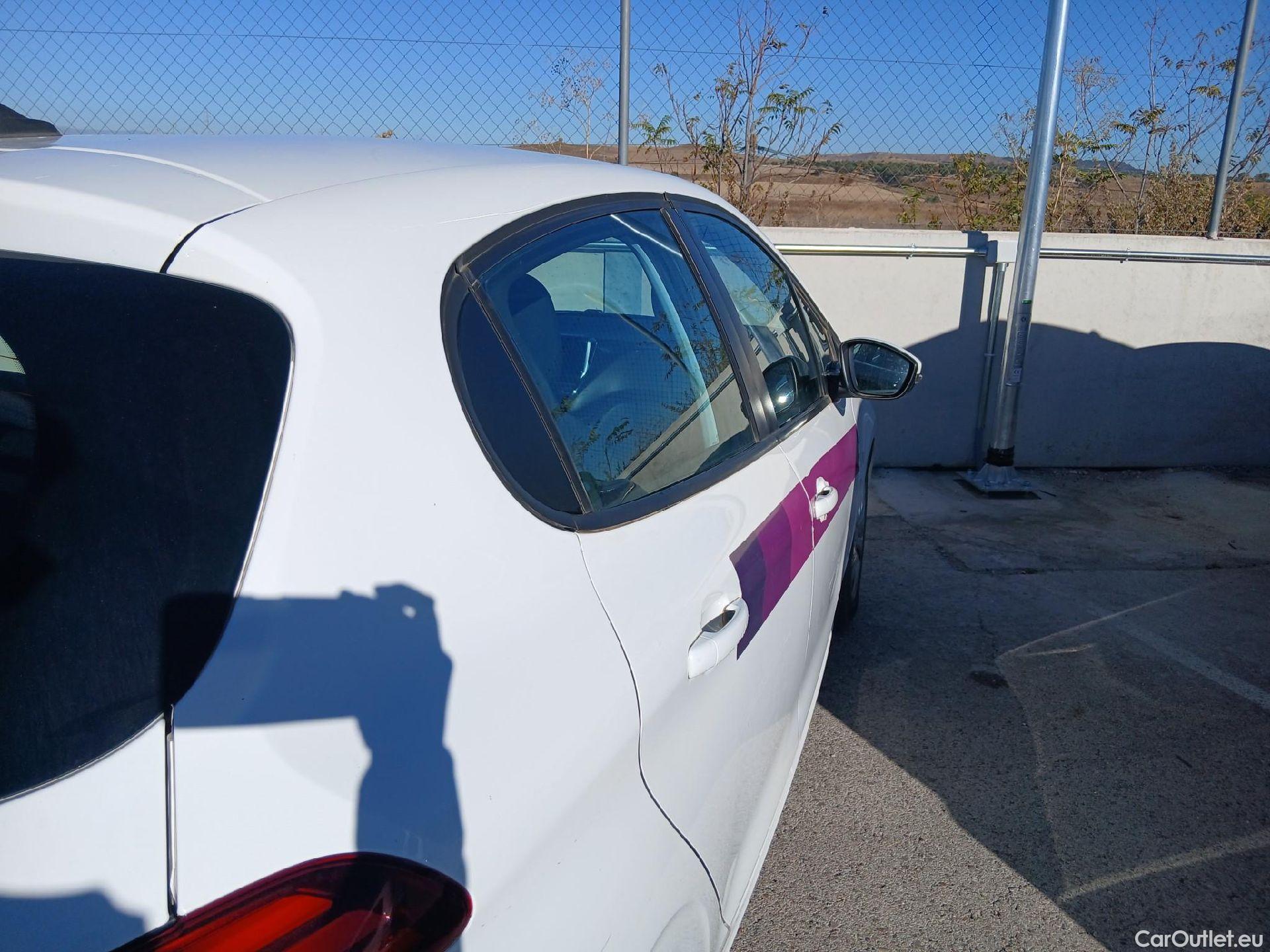  Peugeot  208 PEUGEOT  / 2015 / 5P / berlina con portón 5P ACTIVE BlueHDi 73kW (100CV) #22