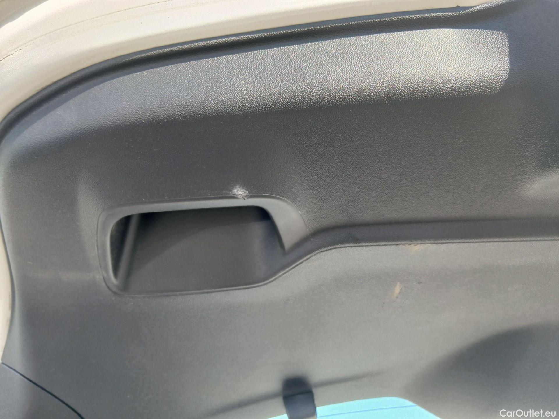  Peugeot  208 PEUGEOT  / 2015 / 5P / berlina con portón 5P ACTIVE BlueHDi 73kW (100CV) #12