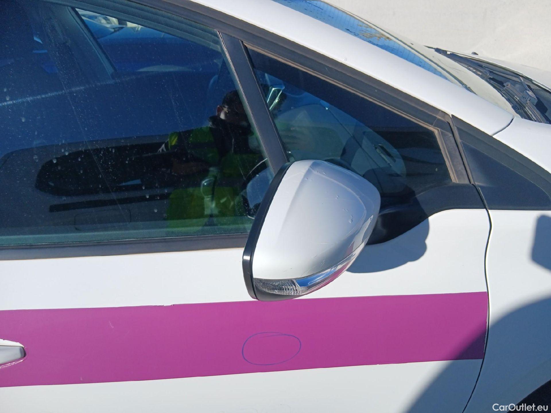  Peugeot  208 PEUGEOT  / 2015 / 5P / berlina con portón 5P ACTIVE BlueHDi 73kW (100CV) #33