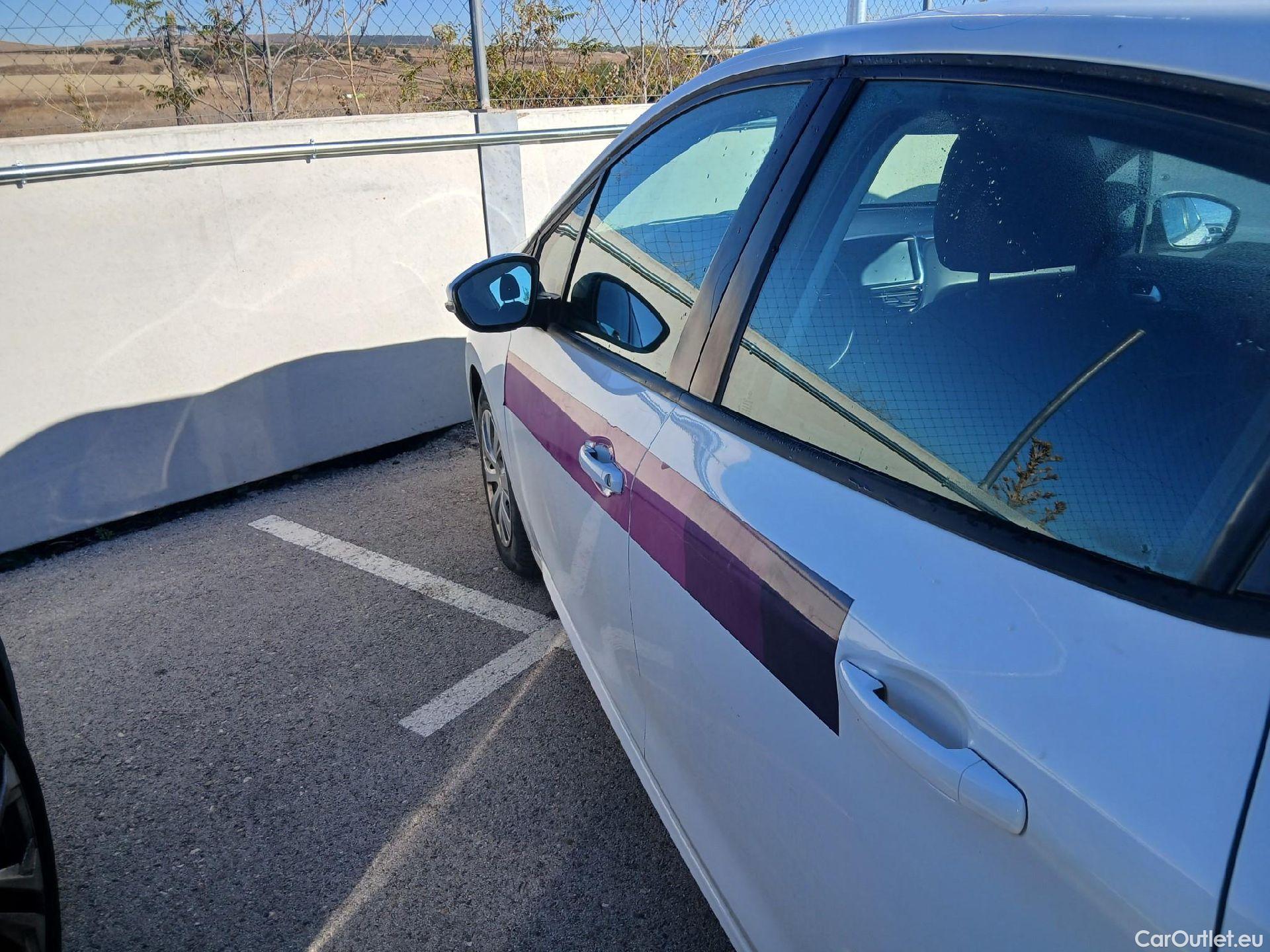  Peugeot  208 PEUGEOT  / 2015 / 5P / berlina con portón 5P ACTIVE BlueHDi 73kW (100CV) #23