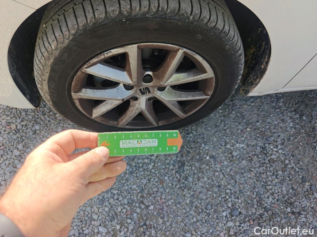  Land Rover  Discovery SEAT León / 2020 / 5P / berlina con portón / 2.0 TDI 85kW S&S Style XL(SP) #4