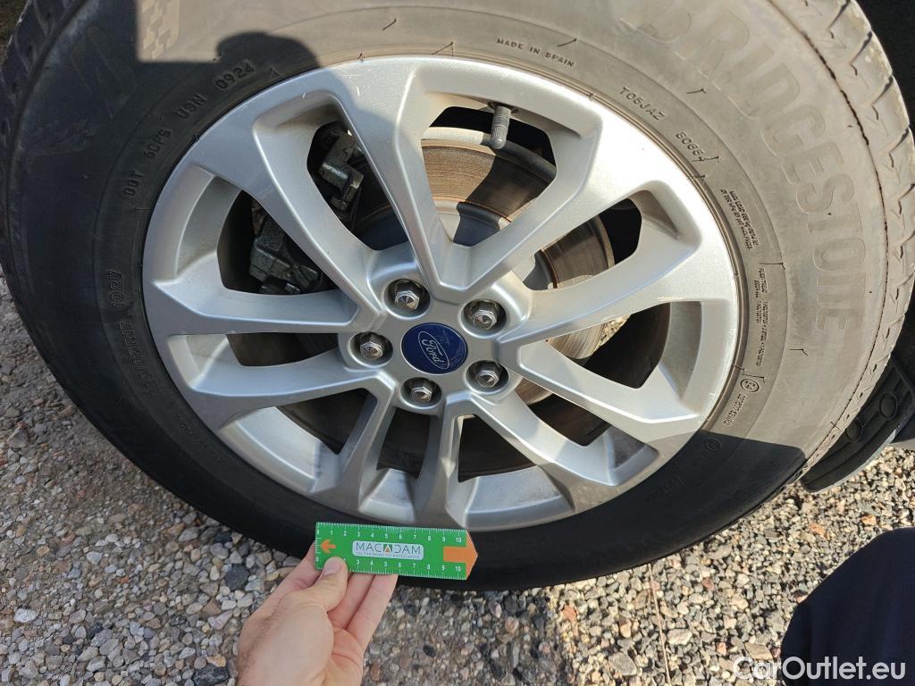  Ford  Kuga FORD  / 2019 / 5P / todoterreno Titanium 1.5 EcoBlue 88kW (120CV) #53