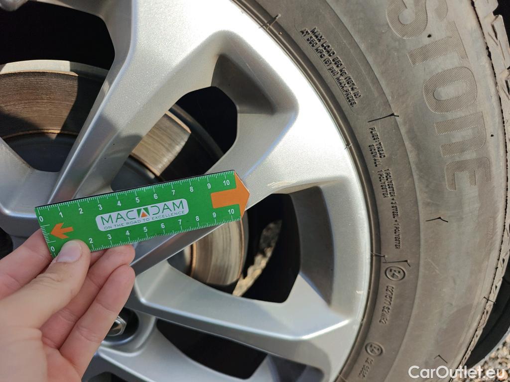  Ford  Kuga FORD  / 2019 / 5P / todoterreno Titanium 1.5 EcoBlue 88kW (120CV) #54