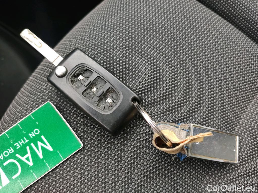  Peugeot  Partner PEUGEOT  VU 4p 2G furgón derivado de Furgón Confort PackL2 BlueHDi 73KW (100) #4