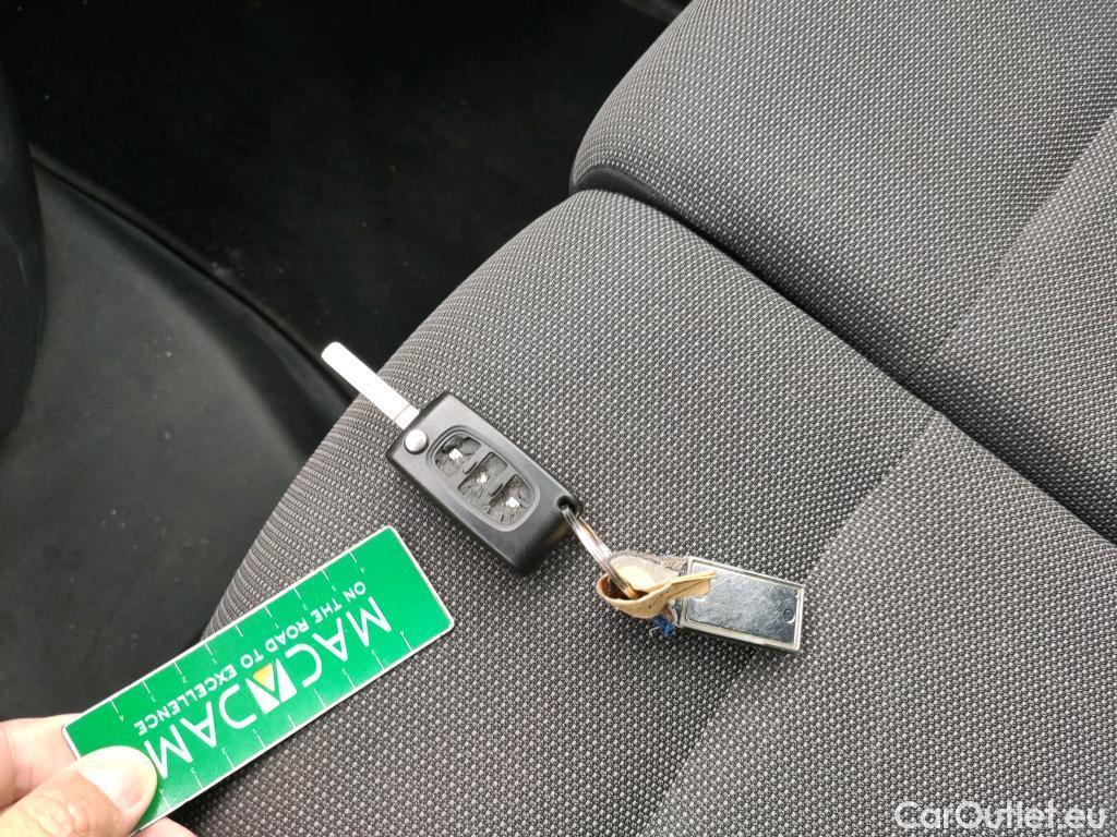  Peugeot  Partner PEUGEOT  VU 4p 2G furgón derivado de Furgón Confort PackL2 BlueHDi 73KW (100) #3