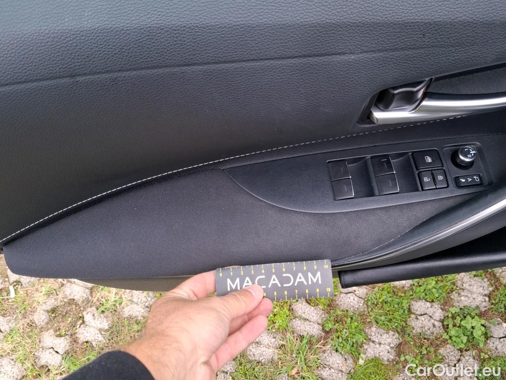  Toyota  Corolla TOYOTA  / 2018 / 5P / Berline Hybride 122h Dynamic Business Supp Lomb #15